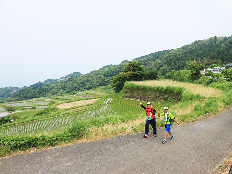 東後畑棚田を走るランナー